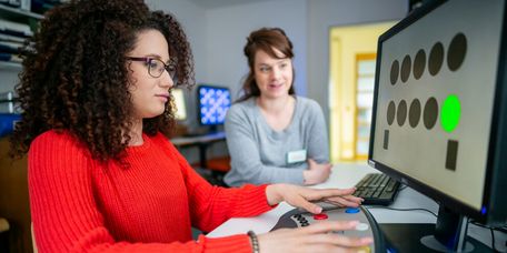 Patientin beim Gedächtnistraining am Computer