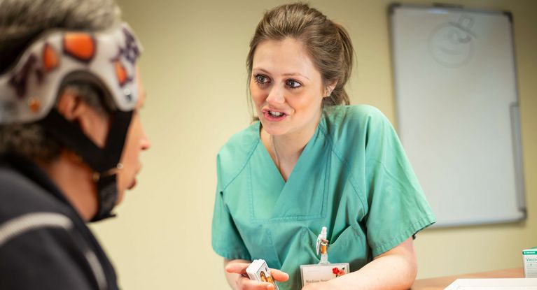 Therapeutin macht mit Patienten Sprechübungen in der Logopädie