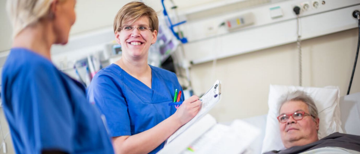 Pflegekräfte bei einem Patienten