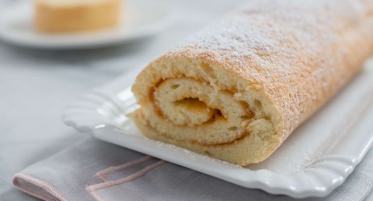 eine Sahne-Kuchen Rolle auf einem Teller