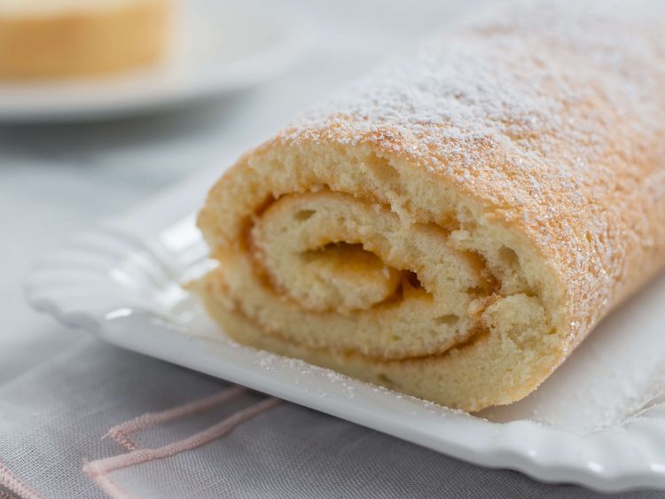 eine Sahne-Kuchen Rolle auf einem Teller