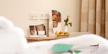 Servicebroschüren auf dem Nachttisch im Wahlleistungszimmer