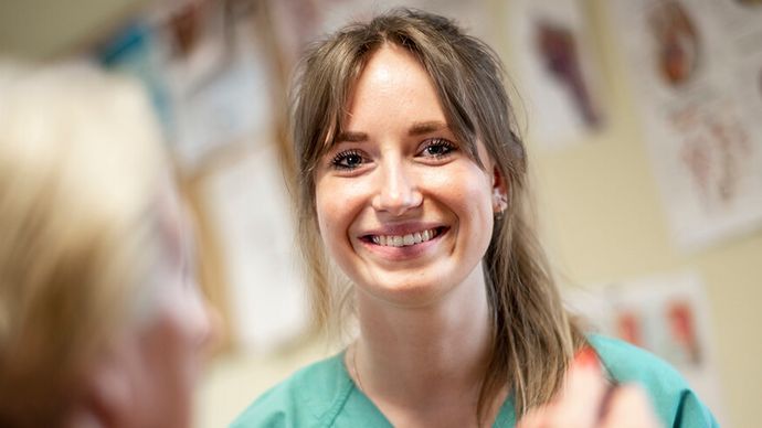 Patient und Therapeutin beim Sprechtraining in der Logopädie