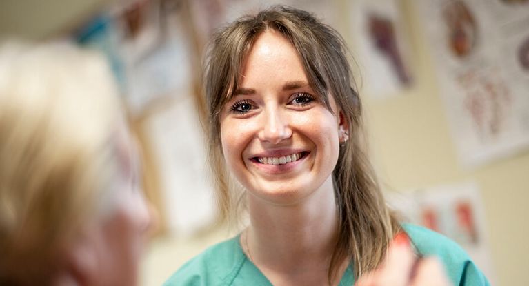 Therapeutin Patient und Therapeutin beim Sprechtraining in der Logopädie