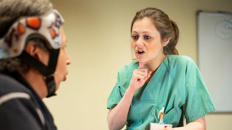 Patientin und Therapeutin bei der Logopädie