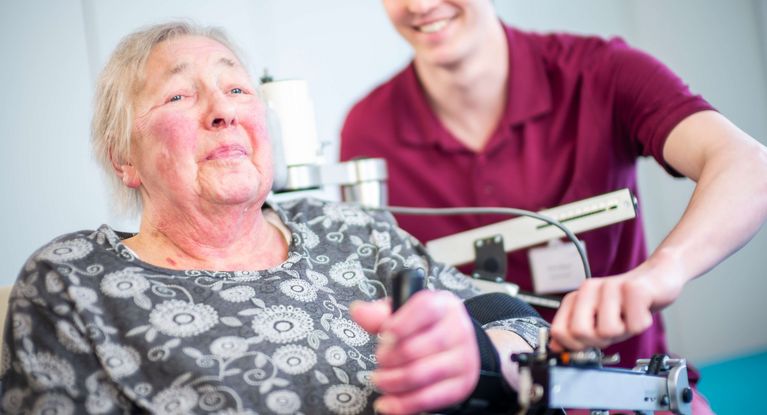 Patientin und Therapeutin beim Armtraining