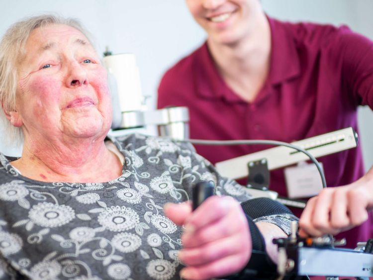 Patientin und Therapeutin beim Armtraining
