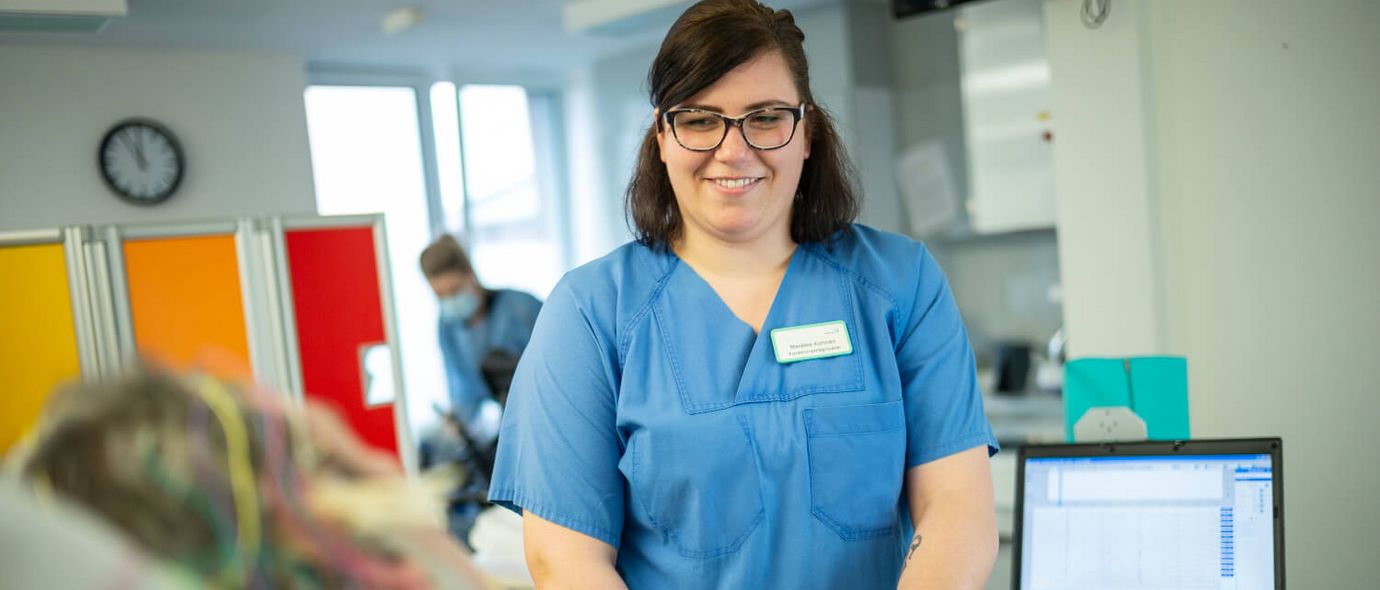 Pflegekraft bei Patient