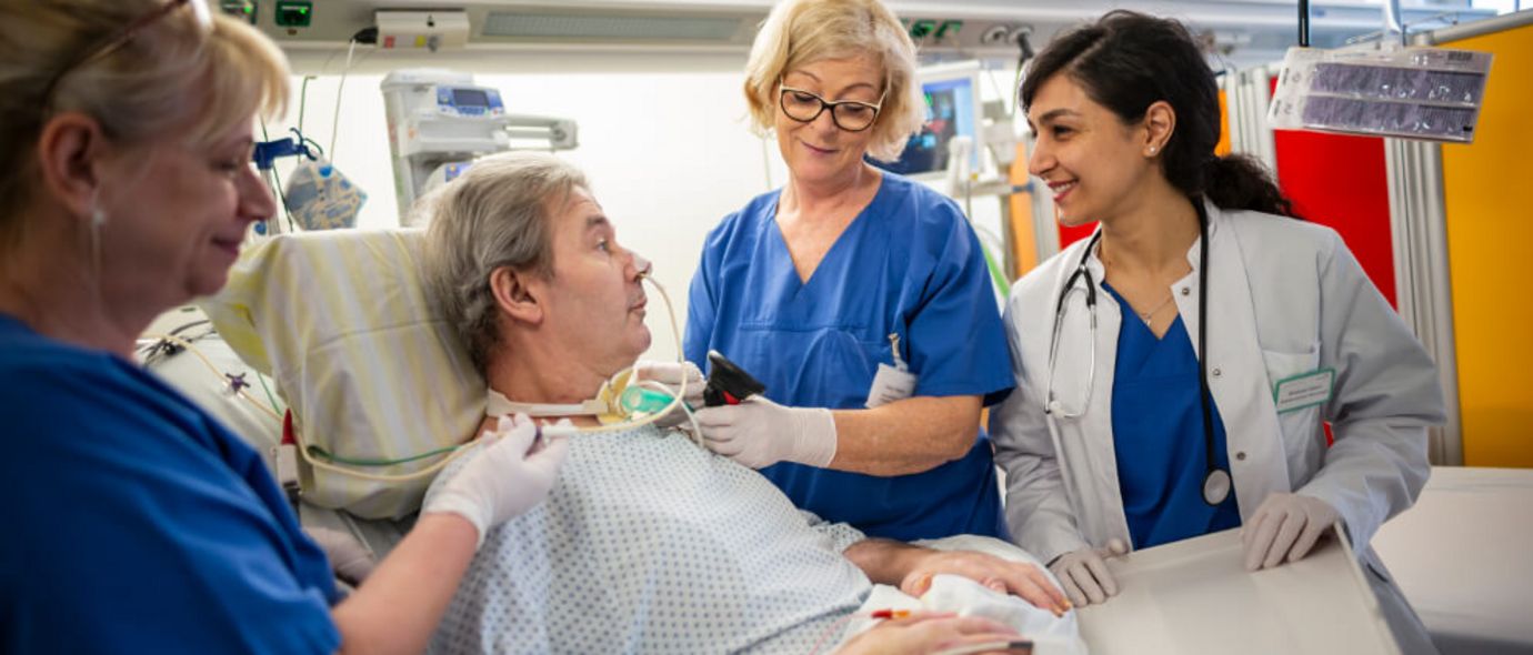 Ärzte der Neurologie bei einem Patienten am Bett
