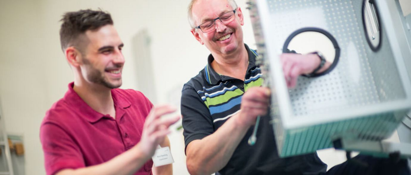 Patient trainiert in der medizinisch-beruflich orientierten Reha