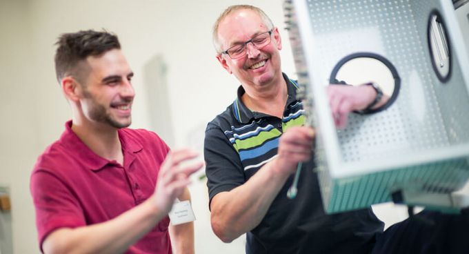 Patient trainiert in der medizinisch-beruflich orientierten Reha