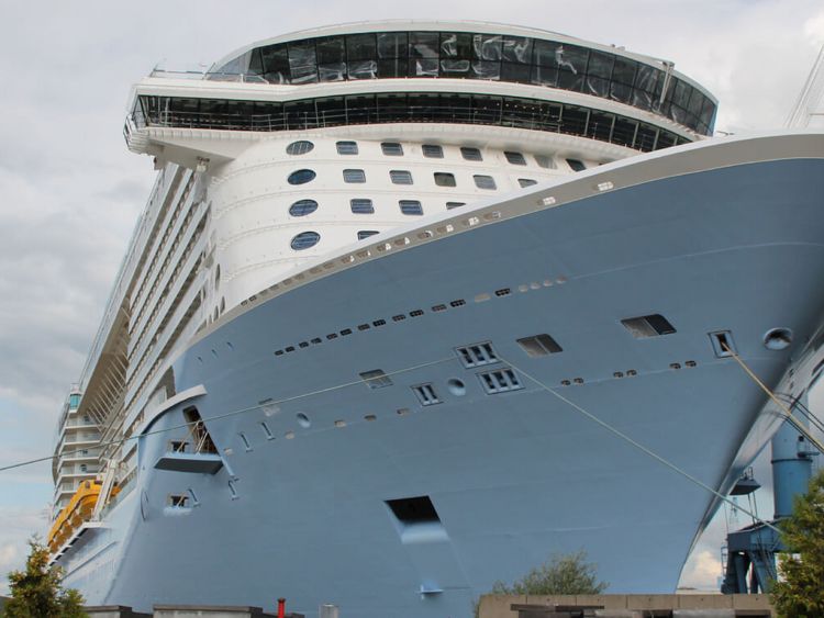Ein großes Kreuzfahrtschiff liegt in Werft in Papenburg vor Anker