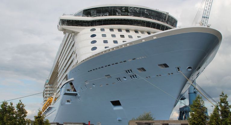 Ein großes Kreuzfahrtschiff liegt in Werft in Papenburg vor Anker