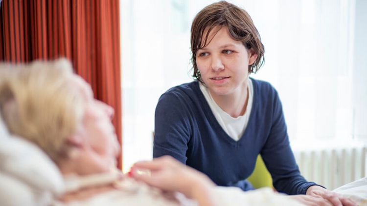 Angehörige besucht Patientin in der neurologischen Frühreha