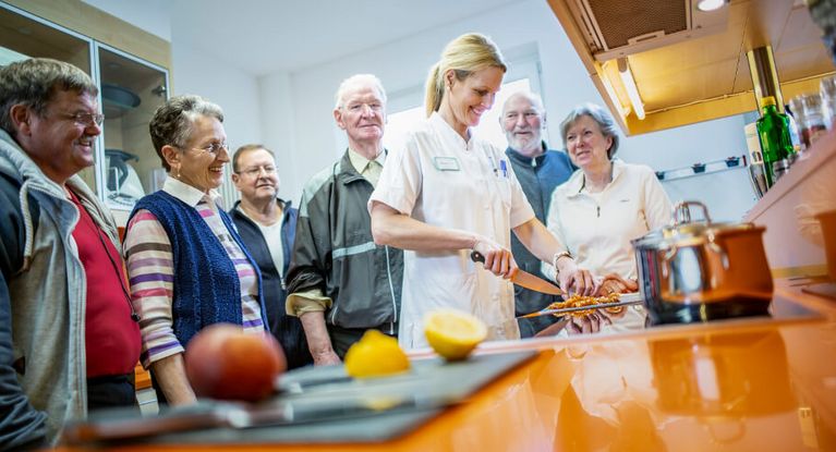 Eine Patientengruppe kochte mit einer Ernährungsberaterin in der Lehrküche