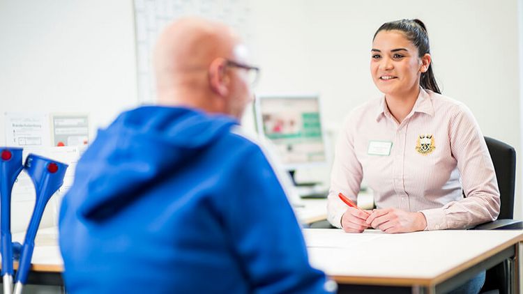 Sozialdienstmitarbeiterin berät Patienten in der Orthopädie