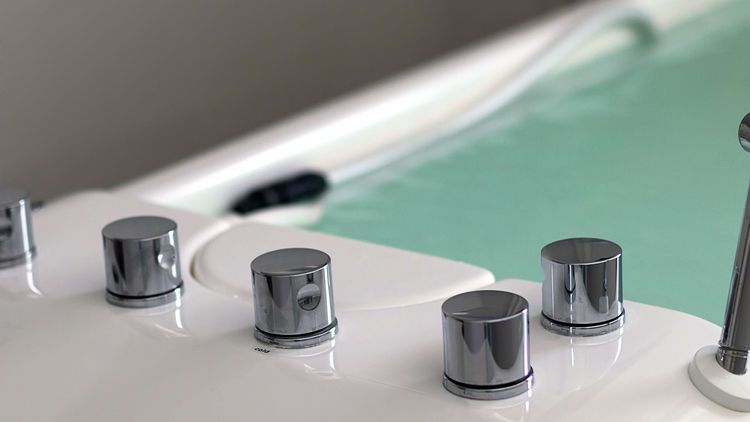 Knöpfe zum Einstellen des Whirlpools
