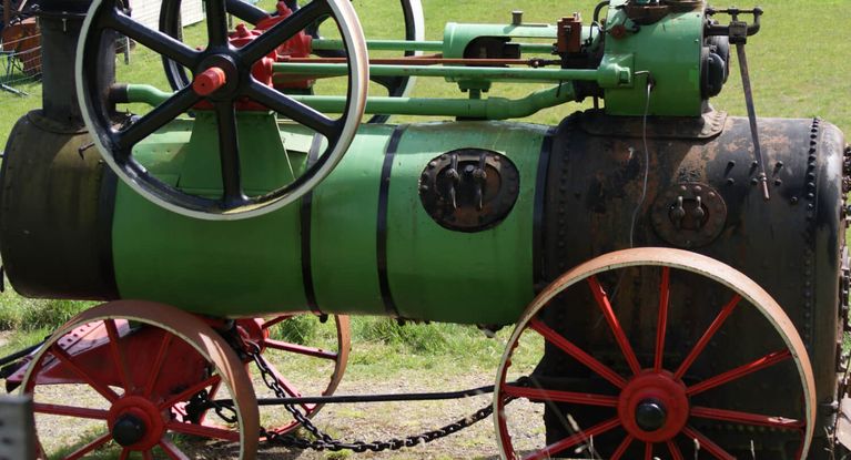 Dampfangetrieber, alter grüner Traktor