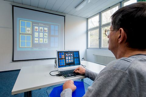 Neuropsychologietraining Patient macht bei Gedächtnistraining eine Übung am PC