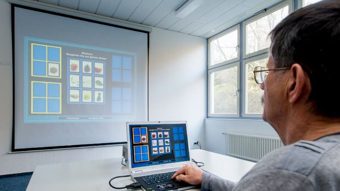 Patient macht bei Gedächtnistraining eine Übung am PC