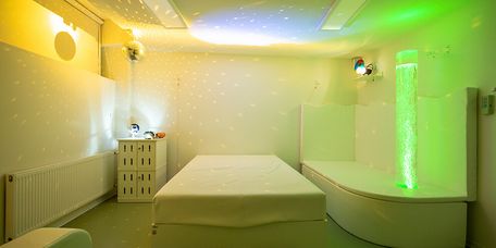 Snoezelenraum in flauschigen Licht zur Entspannung
