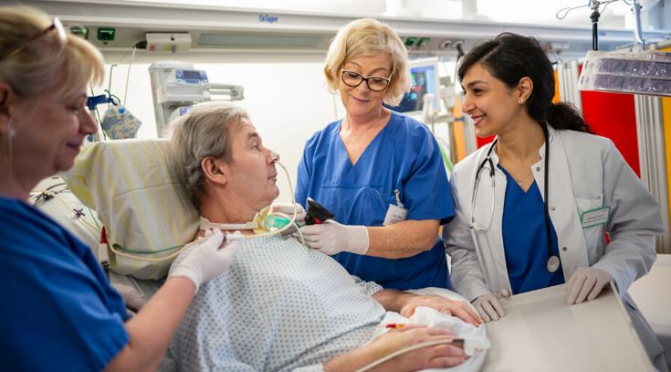 Ärzte der Neurologie bei einem Patienten am Bett
