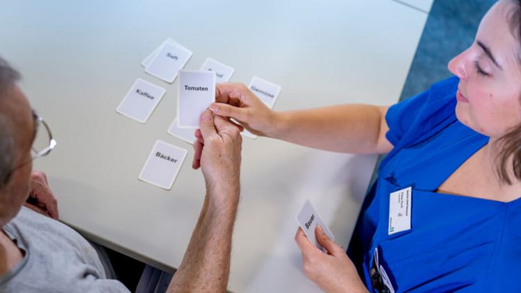 Patientin und Therapeutin bei gemeinsamer Logopädie