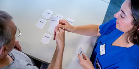 Sprachtheraie Patientin und Therapeutin bei gemeinsamer Logopädie