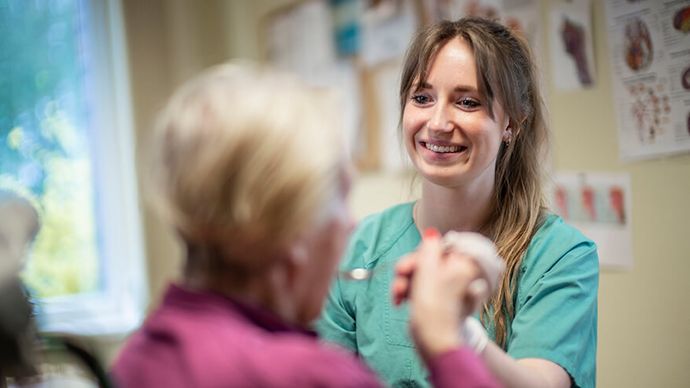 Therapeutin unterstütztPatienten bei der Schlucktherapie