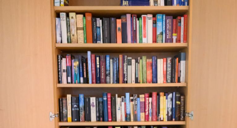 ein großer, offener Schrank mit Büchern