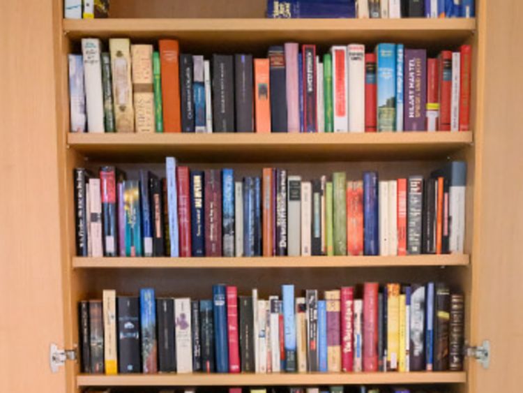 ein großer, offener Schrank mit Büchern