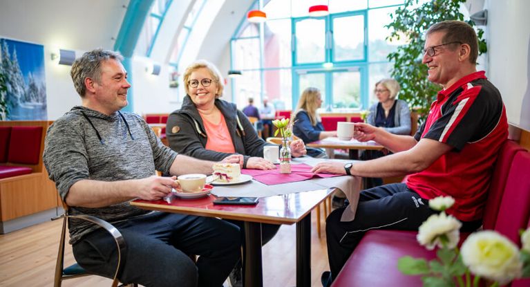 Patienten trinken Kaffee in der Cafeteria