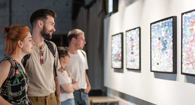 ein Gruppe schaut sich Gemälde imMuseum an