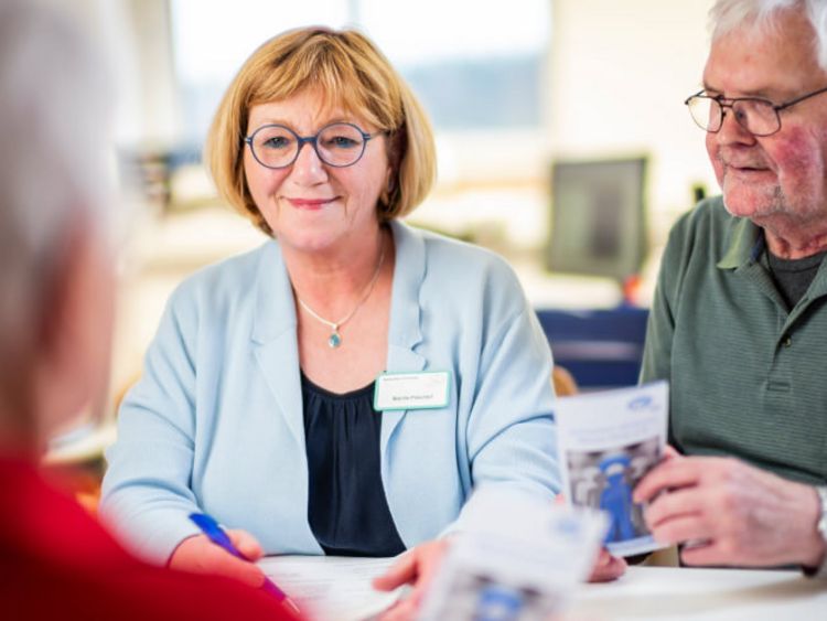 Ehepaar beim Aufnahmegespräch mit Klinikmitarbeiterin