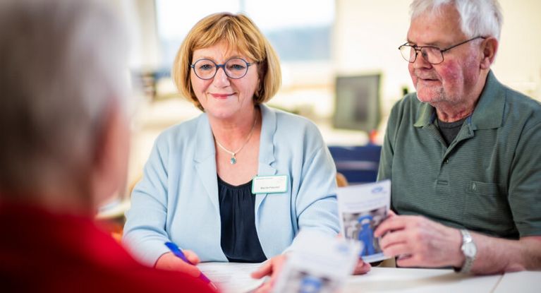 Anmeldung im Aphasiker Zentrum Ehepaar beim Aufnahmegespräch mit Klinikmitarbeiterin