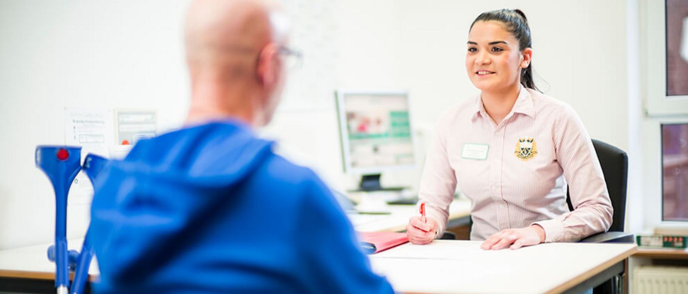 Sozialarbeiterin berät Patienten im Gespräch