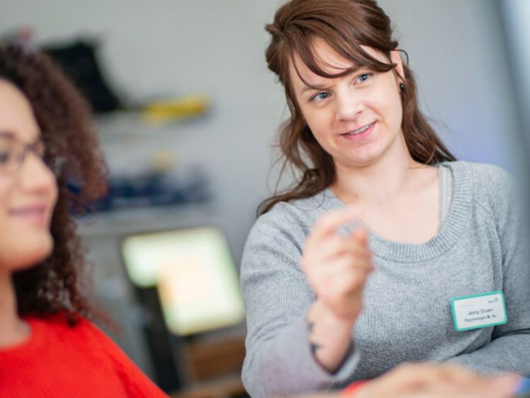 Therapeutin und Patientin im Psychotherapiegespräch