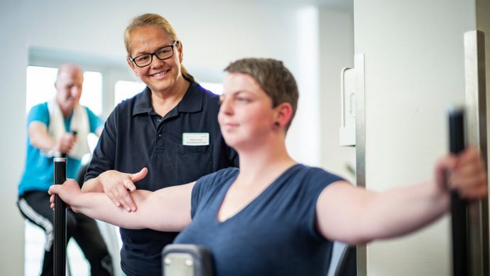 Patientin trainiert in der medizinischen Trainigsherapie