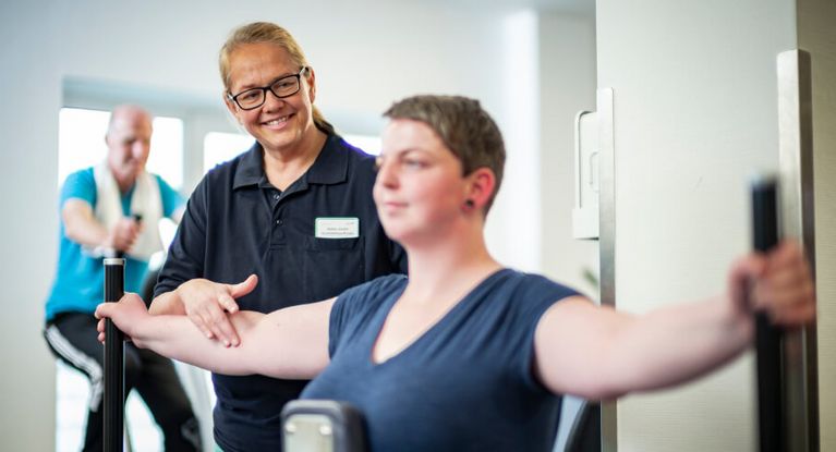 Bewegungstherapie in der Neurologie Patientin trainiert in der medizinischen Trainigsherapie