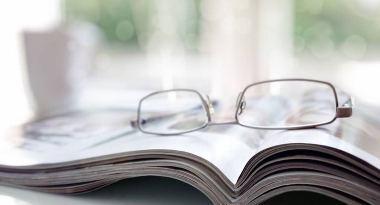 Multimedia Eine Brille liegt auf einer Zeitung