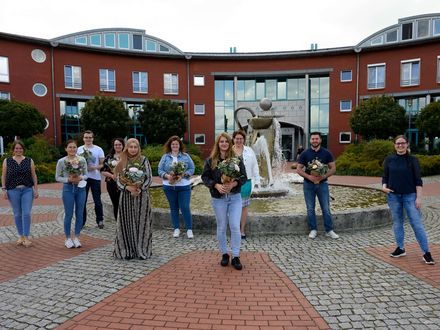 MEDICLIN Hedon Klinik: Dreizehn erfolgreiche Absolvent*innen in der Gesundheits- und Krankenpflege