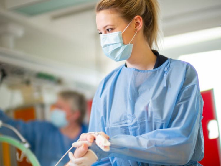Ärztin mit einem Patienten im Aufwachraum