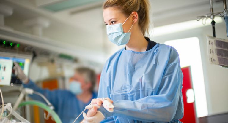 Ärztin mit einem Patienten im Aufwachraum